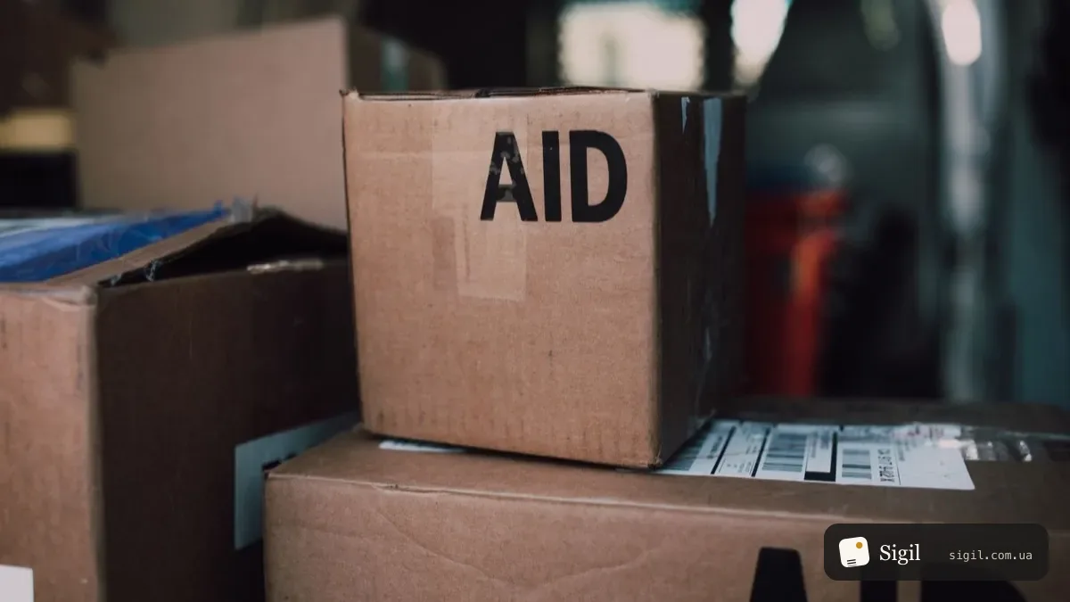 Картонні коробки з написом AID у фургоні. Фото: RDNE Stock project, Pexels